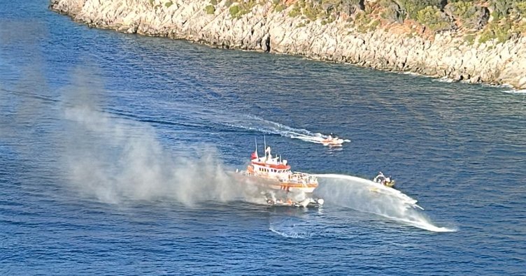 Son dakika: Fethiye’de koyda demirli tekne alev topuna döndü