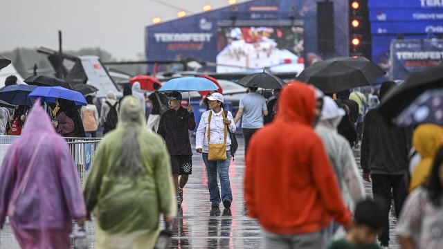Yağışa rağmen TEKNOFEST’e yoğun ilgi