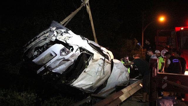 Antalya’da şarampole devrilen otomobildeki 2 kişi hayatını kaybetti