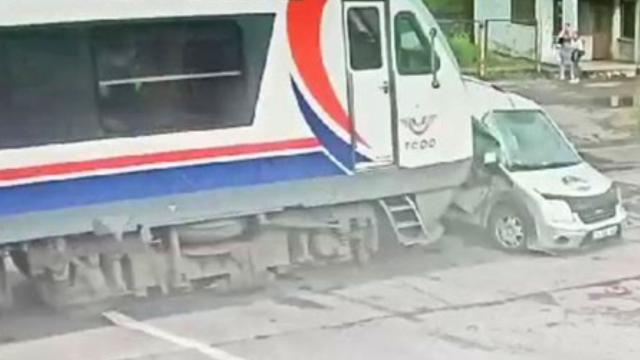 Hemzemin geçitten geçerken tren çarptı: O anlar kamerada