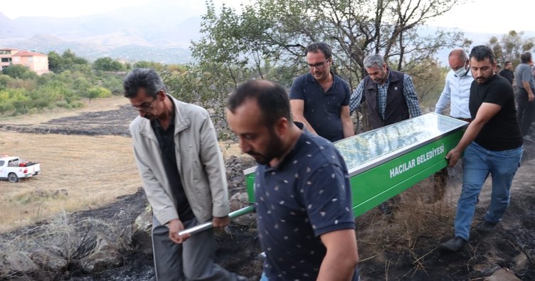 Yaktığı anızda yanarak can verdi