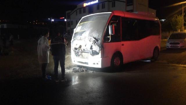Park halindeyken aniden hareket eden yolcu minibüsü alev topuna döndü