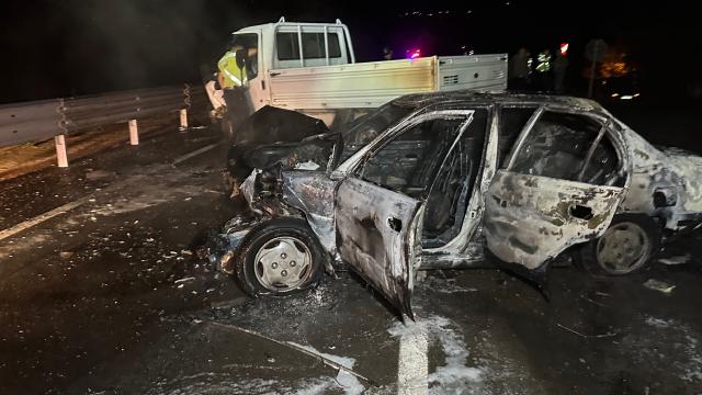 Kamyonetle çarpışan otomobilde yangın çıktı: 1 ölü