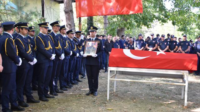Ankara’daki yangında şehit olan itfaiye eri son yolculuğuna uğurlandı
