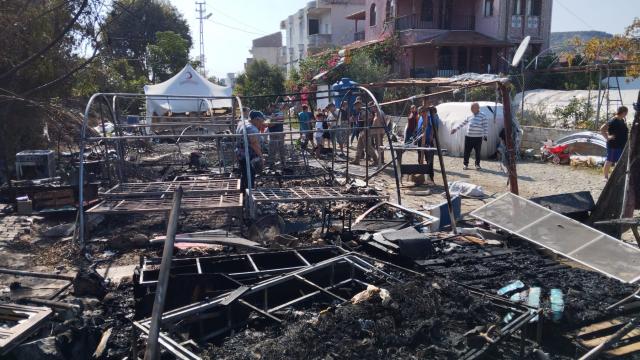 Hatay’da çadırları yanan depremzedelere konteyner desteği