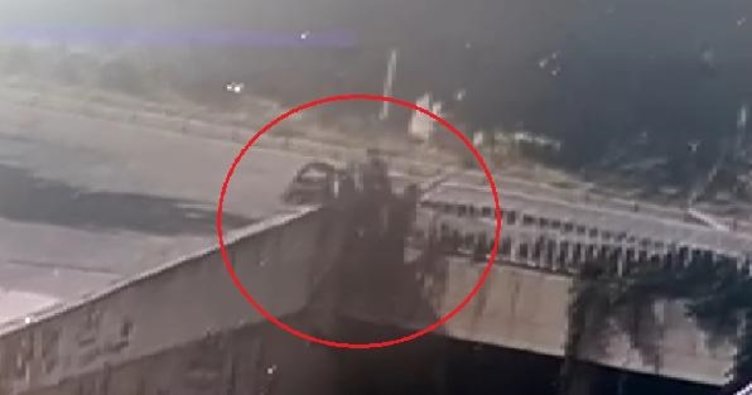 Hatay’da feci kaza! Bariyerlere çarptı, alt geçide düştü: 2 yaralı