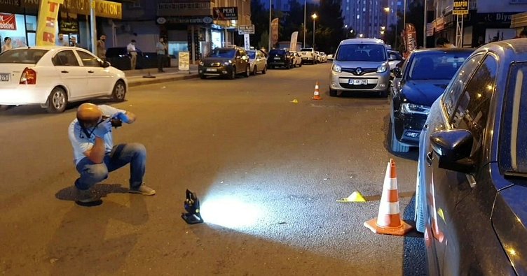 İşyerine düzenlenen silahlı saldırıda yoldan geçen anne ve kızı yaralandı