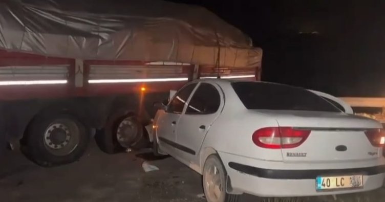 İzin yolunda feci kaza! Otomobil TIR’a çarptı, polis memuru ve eşi hayatını kaybetti