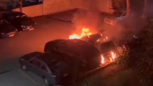 Kadıköy’de otoparktaki 3 araç yandı