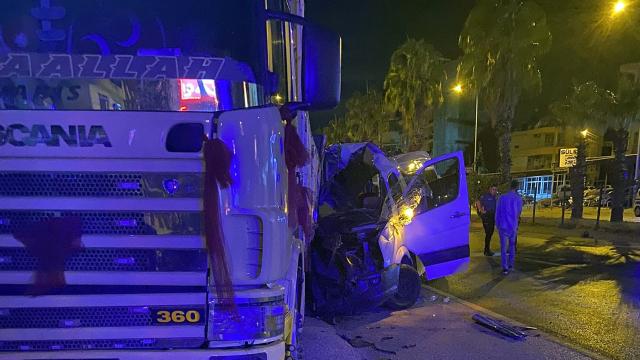 Antalya’da tur minibüsü kamyona çarptı: 1 ölü, 11 yaralı