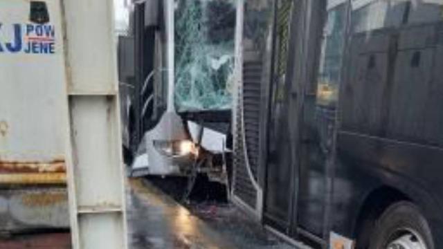Küçükçekmece’de iki metrobüs çarpıştı