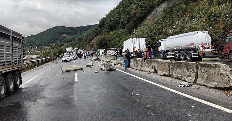 Sakarya Geyve’de 2 TIR ile 2 kamyon çapıştı: 1 yaralı