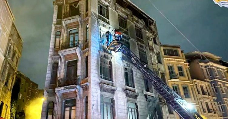 Tarihi Gueive Han’da korkutan yangın… Mahsur kalan bir kişi kurtarıldı