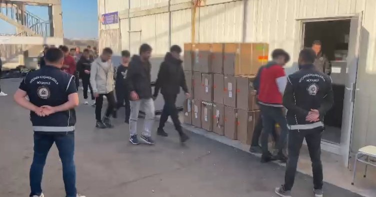 Tekneye bindirilirken operasyon yaptılar! 517 kaçak göçmen yakalandı