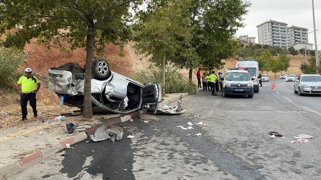 Kahramanmaraş’ta ağaca çarpan otomobilde 5 kişi yaralandı