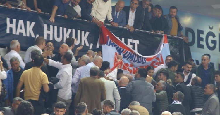 CHP’nin 38. Olağan Kurultayı’nda gerginlik: Değişimciler ile Genel Merkez destekçileri karşı karşıya geldi