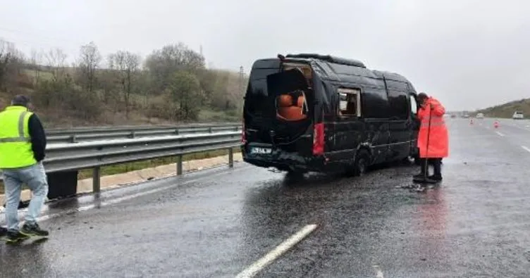 Kocaeli’de turistleri taşıyan minibüs otomobile çarptı: Yaralılar var