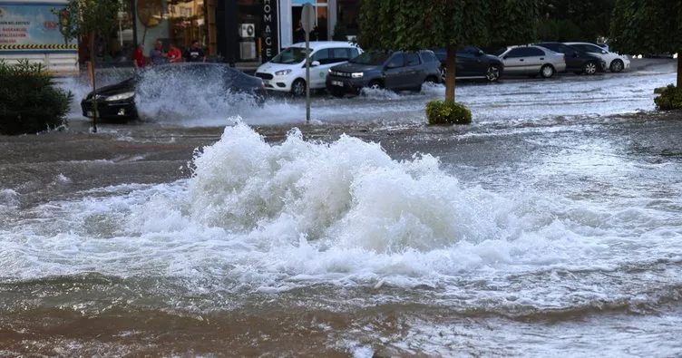 Su borusu patladı cadde nehre döndü