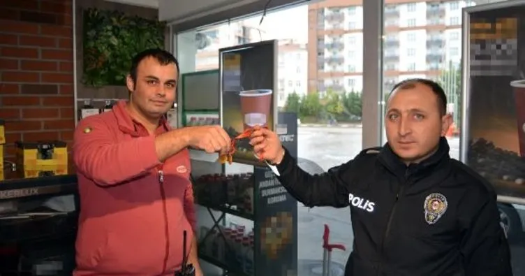 Yer Aksaray: Kasiyer yolda bulunan cumhuriyet altınlarını polise teslim etti